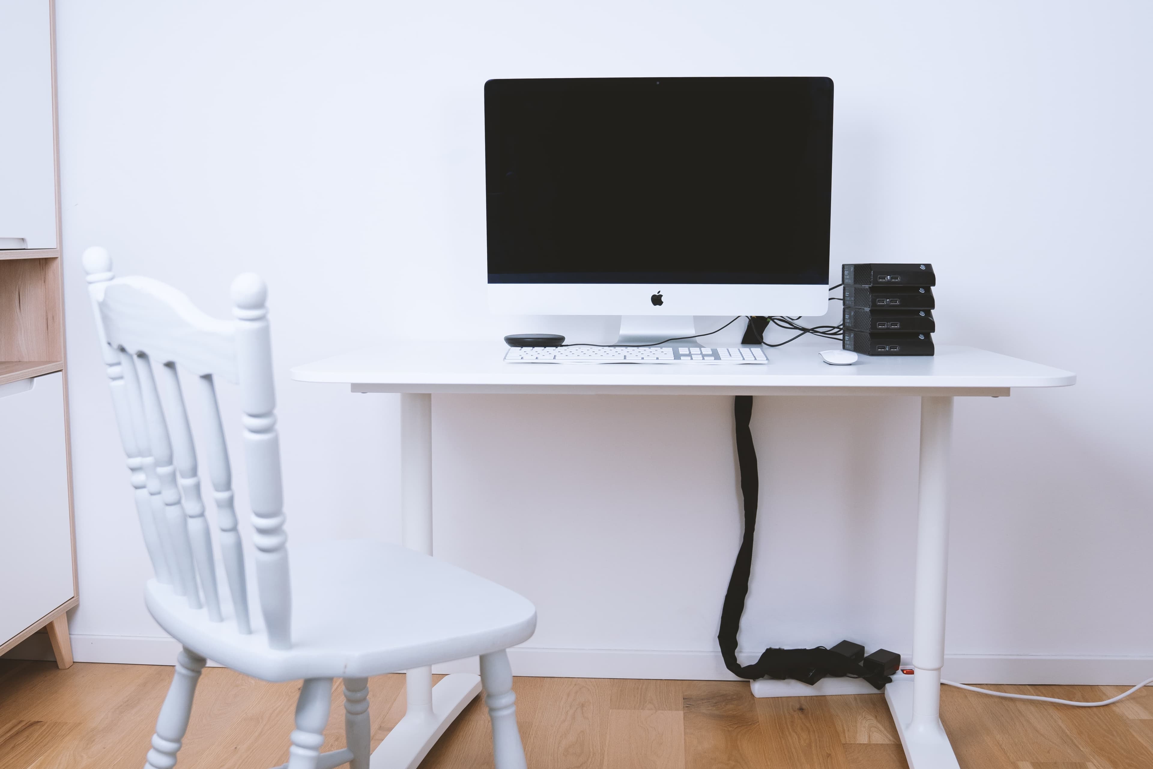 Organiseret hjemmekontor med pæne kabler