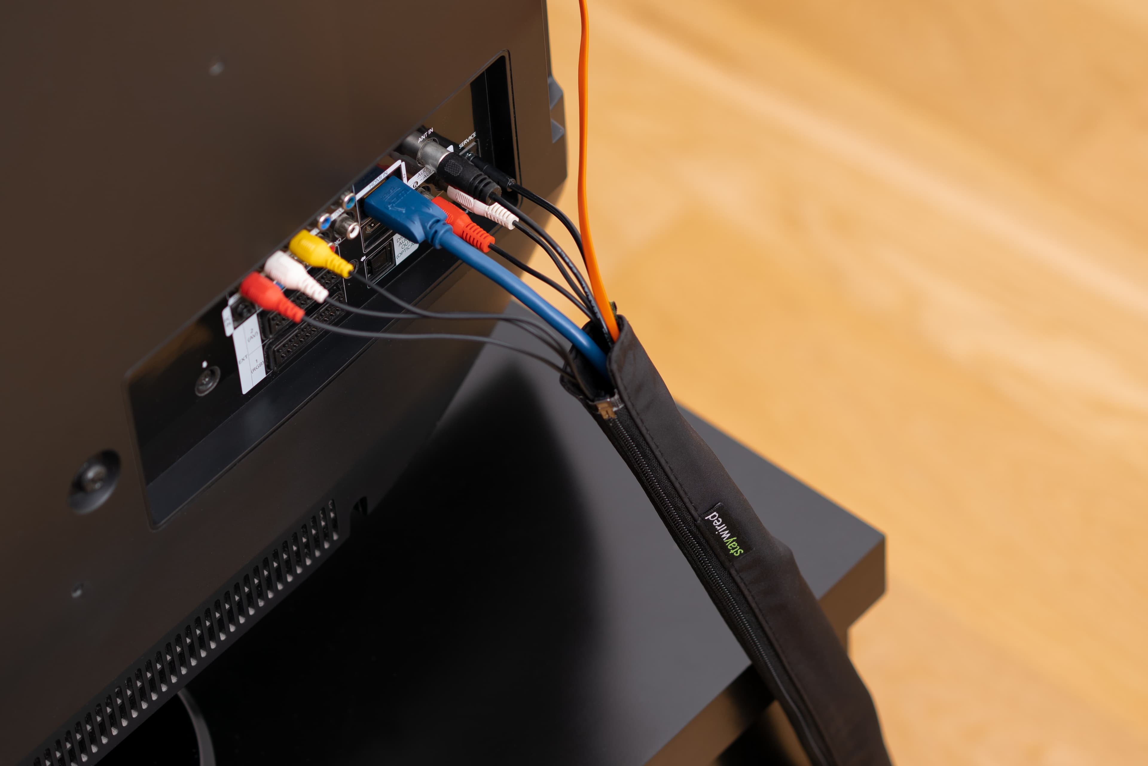 TV med pænt organiserede kabler